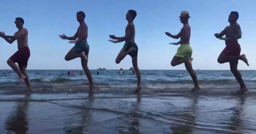 Imádja a világ a tengerben táncoló öt szabolcsi néptáncos fiút: már több, mint félmillióan látták a videót
