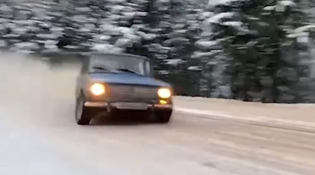 Egy orosz srác videóra vette, mire képes egy jó öreg Zsiguli a havas úton: durva látvány