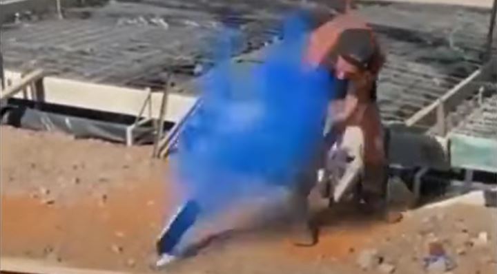 Rávágott egy ásóval a festékszóró dobozára: videón a brutális eredmény