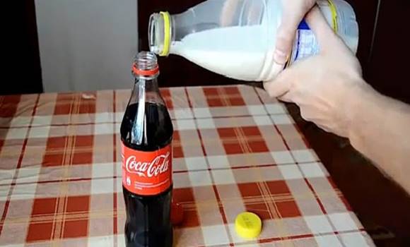 Összeöntötte a tejet és a kólát: utána csak bámult és meredten nézte, mi történik