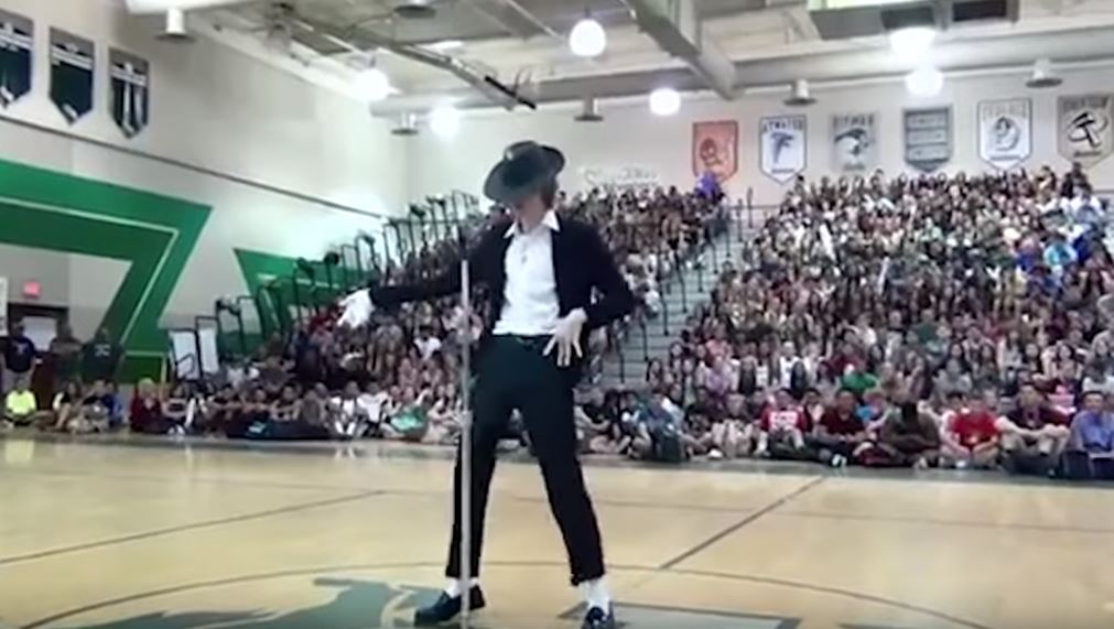 A berezelt srác alig mer felmenni a színpadra, ám Michael Jackson koreográfiája kihozza belőle a “vadállatot”: