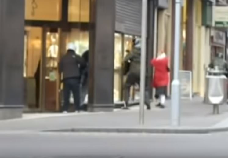 A rablók egy ékszerüzletet fosztanak, ki, ám ekkor megjelenik egy piros kabátos néni, akiből igazi hős lesz