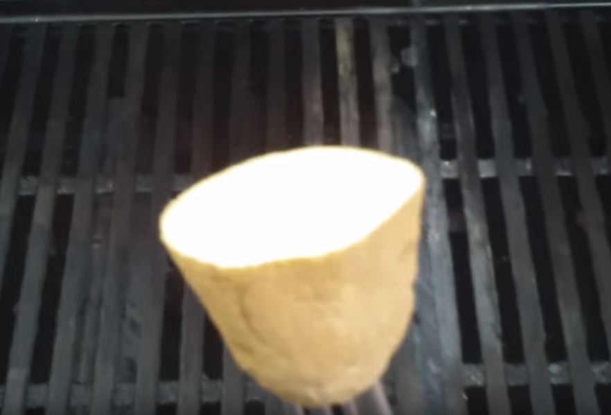 Itt egy ügyes trükk grillezéshez: így nem ragad oda a rácshoz a hús
