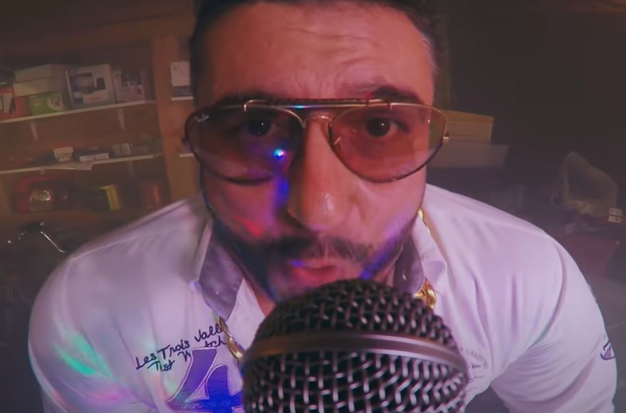 Az Irigy Hónaljmirigyes Sipos Tomi egy dalban parodizálta ki a Csepereg az esőt és a Nézését meg a járását: fergeteges lett