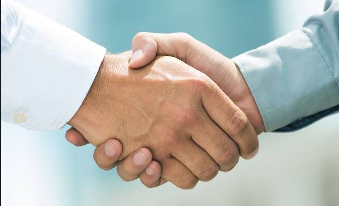 Sosem találkozott vele, fényképet sem látott róla, mégis egyből felismeri azt, akit keresett a pályaudvaron: hogy lehet ez?