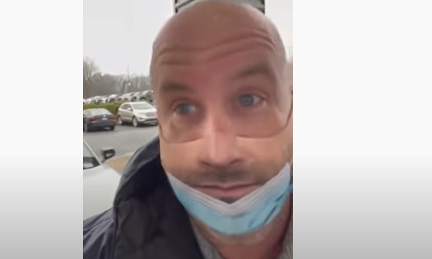 Vicces maszkjával kergette az őrületbe az embereket ez a férfi: videón a remek tréfa, te bedőltél volna neki?