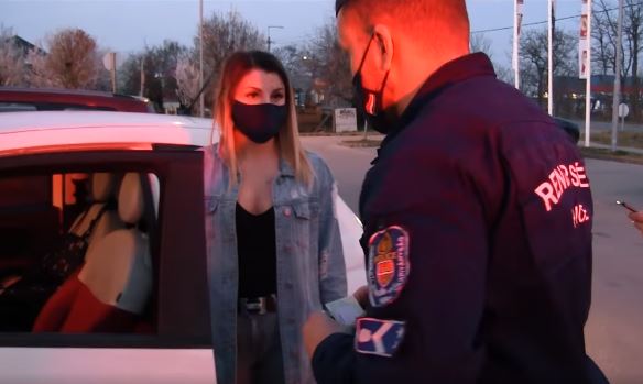 A gyanútlan nő azt hitte, igazoltatják a rendőrök: aztán kipattan valaki a rendőrautóból, a hölgy pedig zokogásban tör ki