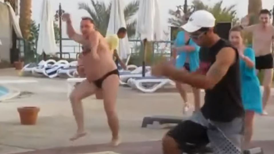 Miután felkerült a világhálóra, mindenki ezért a fergeteges strandtáncért rajong