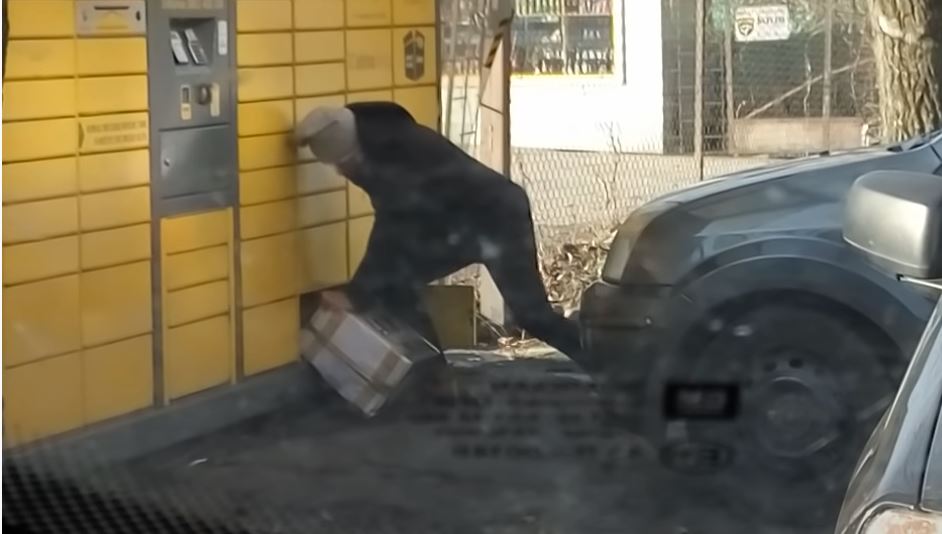 Nem fért be a csomag a csomagfeladóba: filmre vették, mit tett a dühös kuncsaft