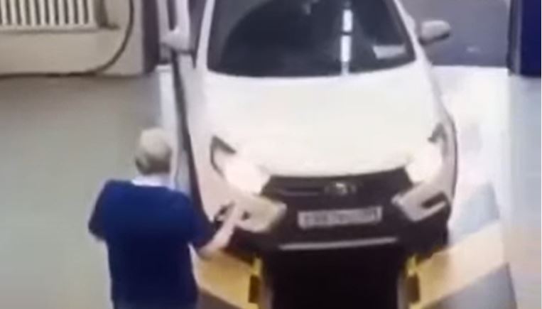 A videóból kiderül, miért nem engedik a nagyobb szervizek, hogy az autós maga álljon a szerelőakna fölé