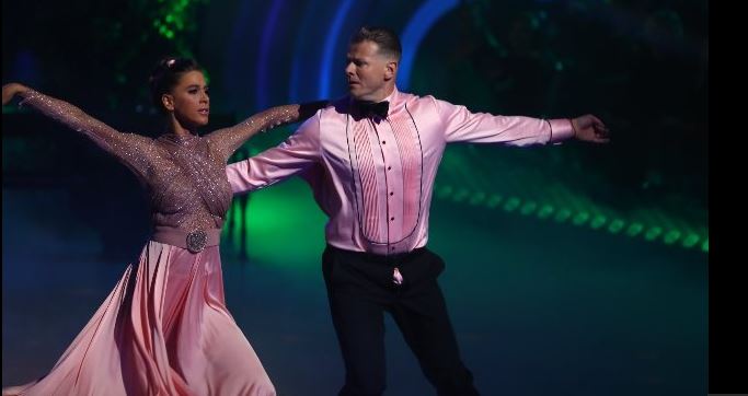 Kamarás Iván elmondta, miért táncolt nyitott sliccel élő adásban