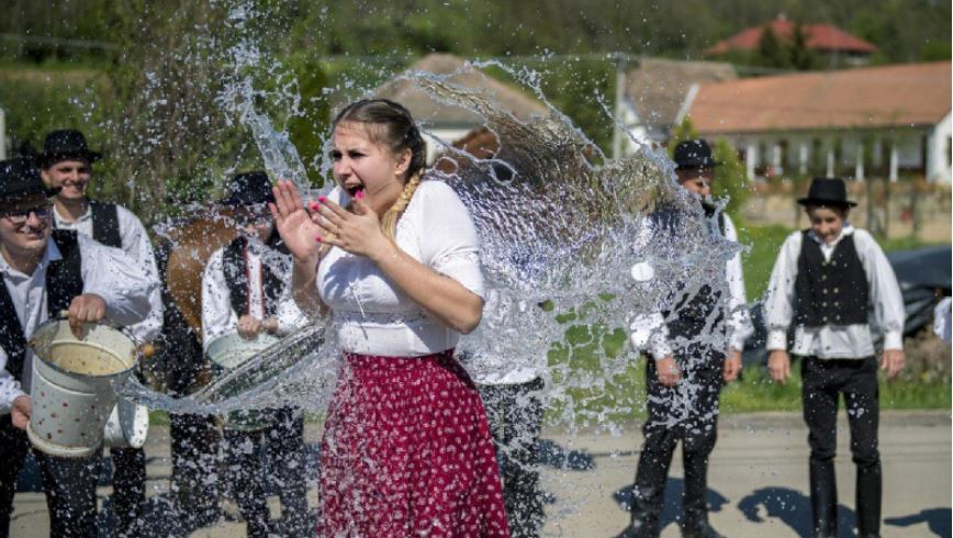 Íme a 9 legviccesebb locsolóvers: Piros tojást várok, ha nem adtok, lányok…