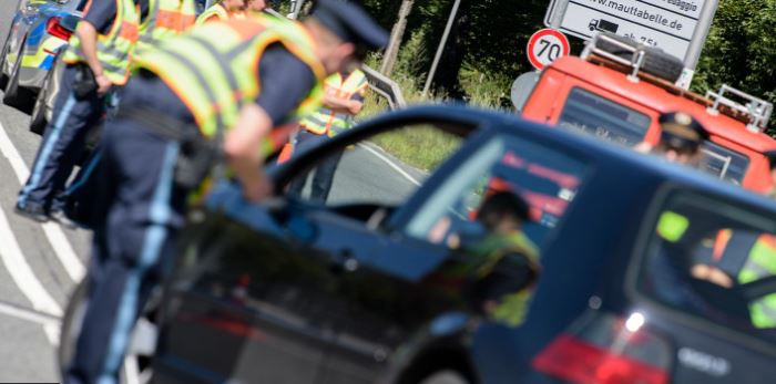 5 ember érkezik autójukkal a határhoz. A határőr furcsán hümmög, majd azt mondja: