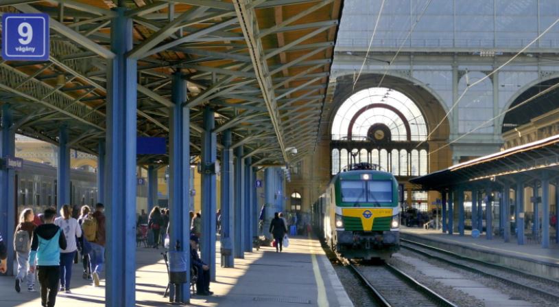 Egy fukszos-gyúrós srác üldözőbe vett a Keletinél: “Hééé, Te!” – ordít felém. Aztán meglátom, hogy…
