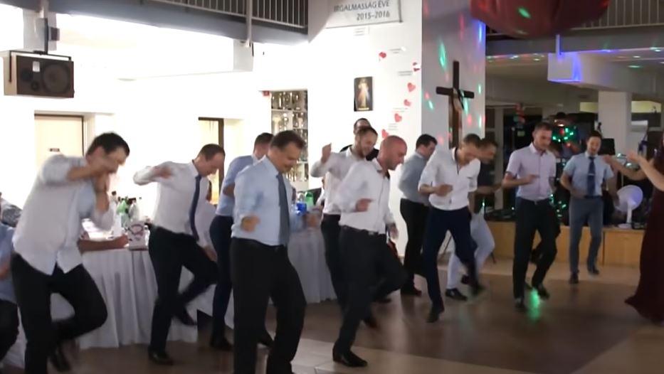 Amikor a násznép fele profi táncos: őrület, mit művelnek a magyarok, már 1 millióan látták