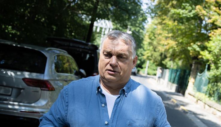 Orbán Viktor közszemlére tette a tökét: a teljes képen minden látszik